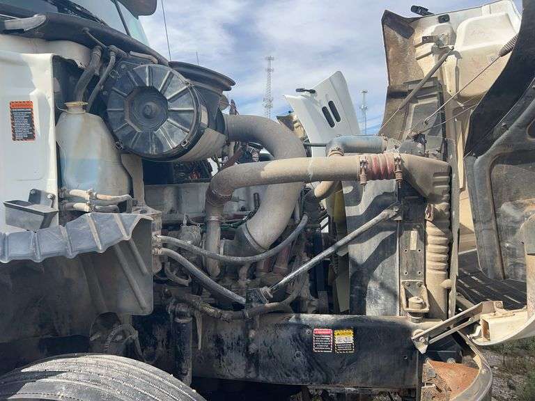 2007 Mack CXP613 showing 551,127 mi, 17,645 hrs - doesn't run