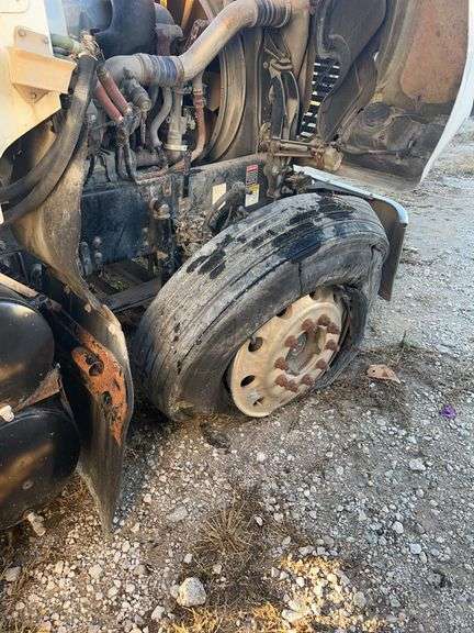 2008 Mack CHU613 showing 566,424 mi, 15,328 hrs- runs