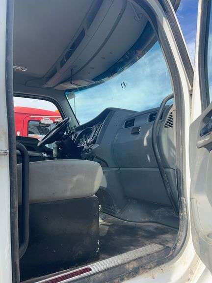 2018 Kenworth T880 showing 26,719 mi, hrs unknown - doesn't run