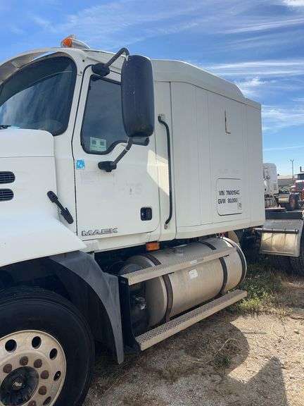 2007 Mack CXP613 showing 551,127 mi, 17,645 hrs - doesn't run