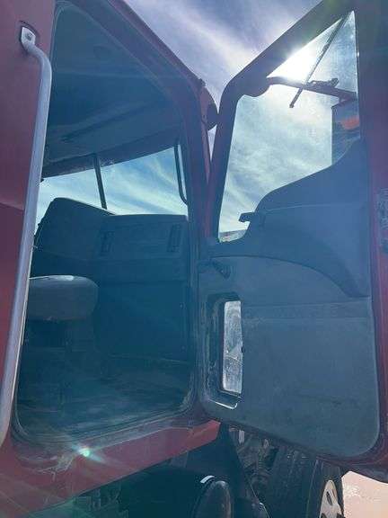 2012 Mack CHU613 showing 30,835 mi, 15,715 hrs - runs