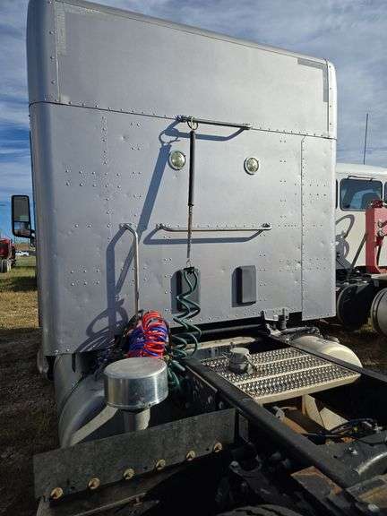2015 Peterbilt 579 507,402 mi, hrs unknown- doesn't run