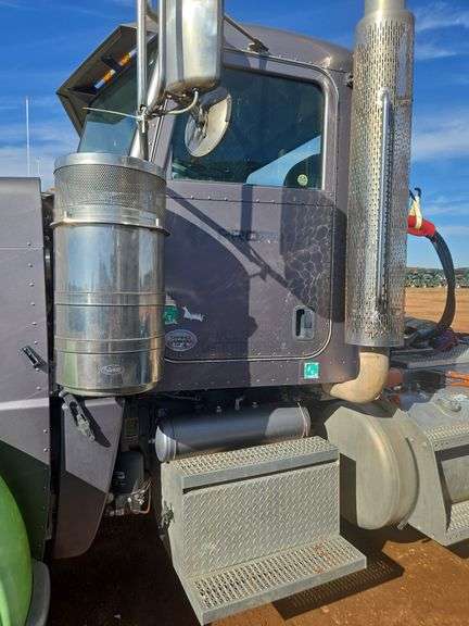 2015 Peterbilt 389 showing 20,400 mi, hrs unknown - doesn't run