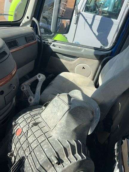 2010 Volvo VN showing 175,079 mi, hrs unknown - doesn't run