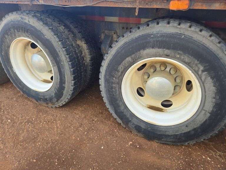 2010 Volvo VN showing 175,079 mi, hrs unknown - doesn't run