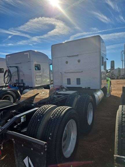 2015 Peterbilt 579 showing 416,100 mi, 22,250 hrs - runs