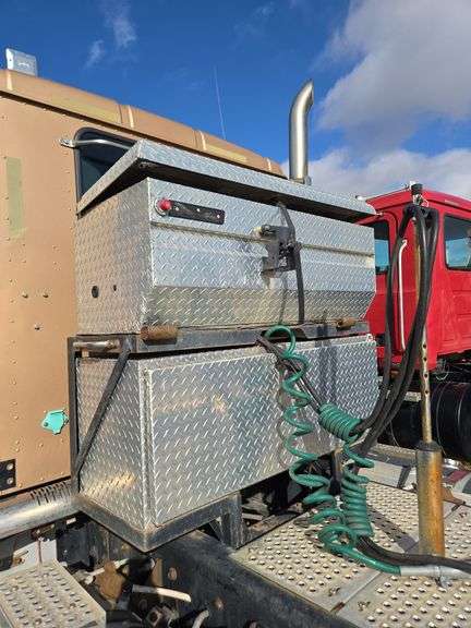 2015 International 9900 showing 218,605 mi, 6,078 hrs- runs