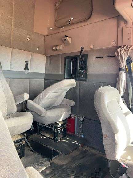 2003 Volvo showing 862,463 & 82,463 mi, 3,909 hrs - doesn't run