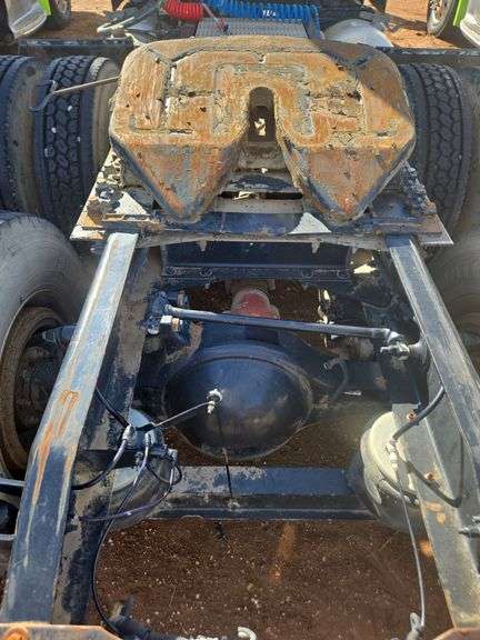 2015 Peterbilt 579 showing 370,184 mi, 14,618 hrs - runs