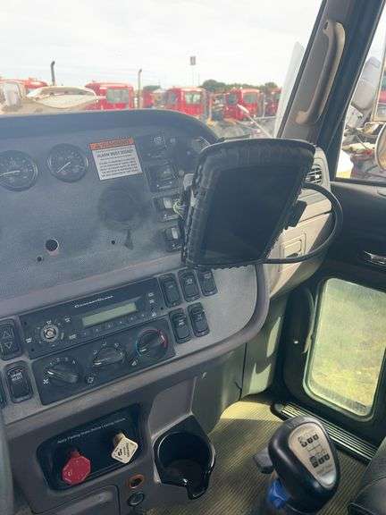 2013 Peterbilt 367 showing 63,847 mi, 9,758 hrs -