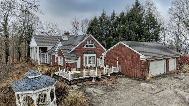 Absolute 4 BR Fixer Upper ...