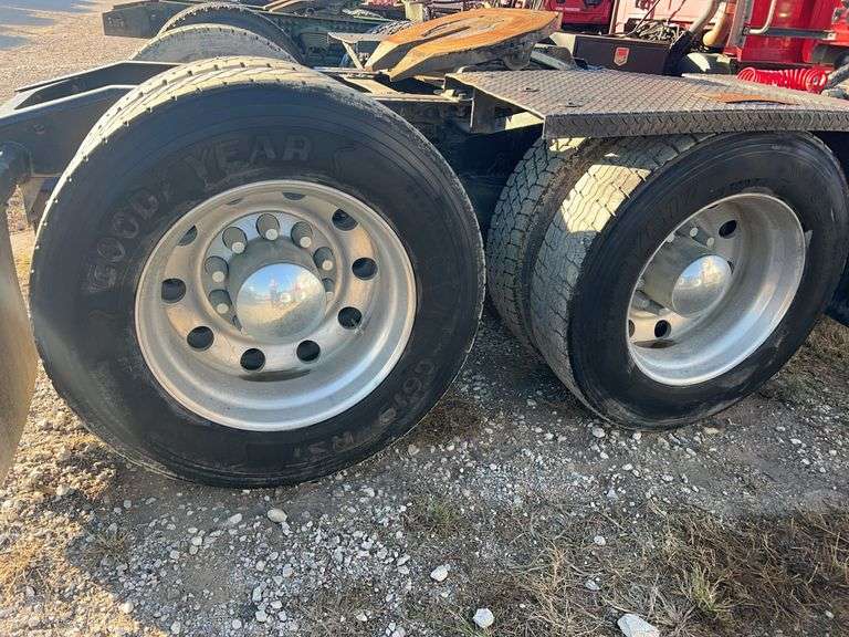 2011 Mack CHU613 showing 558,544 mi, 16,894 hrs- runs