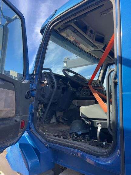 2010 Volvo VN showing 175,079 mi, hrs unknown - doesn't run