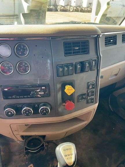 2015 Peterbilt 579 showing 370,184 mi, 14,618 hrs - runs