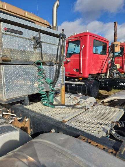 2015 International 9900 showing 218,605 mi, 6,078 hrs- runs