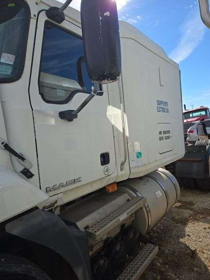 2008 Mack CXU613 showing 559,053 mi, 14,786 hrs- runs