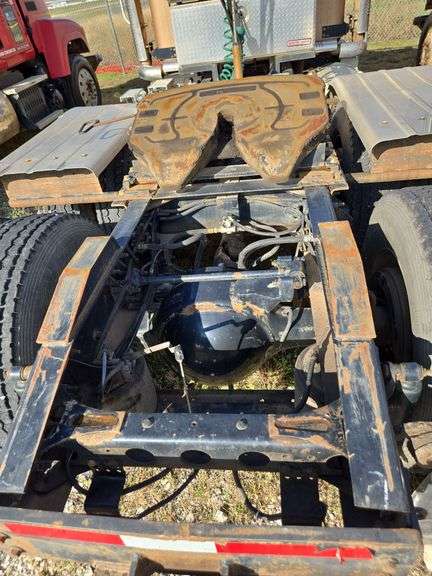 2015 International 9900 showing 218,605 mi, 6,078 hrs- runs