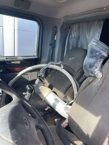2014 Peterbilt 388 showing 425,273 mi, hrs unknown - doesn't run