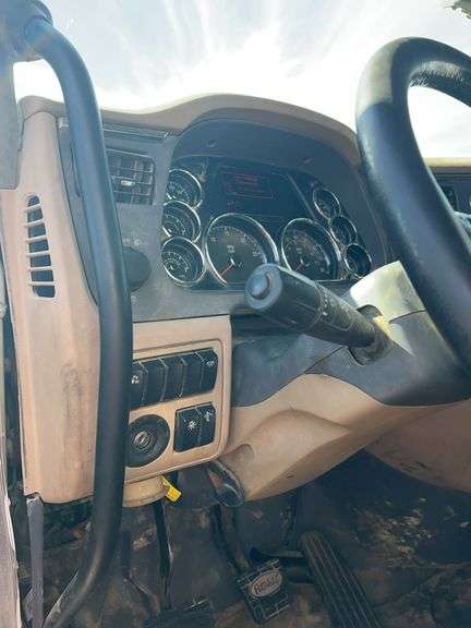 2015 Peterbilt 579 showing 370,184 mi, 14,618 hrs - runs