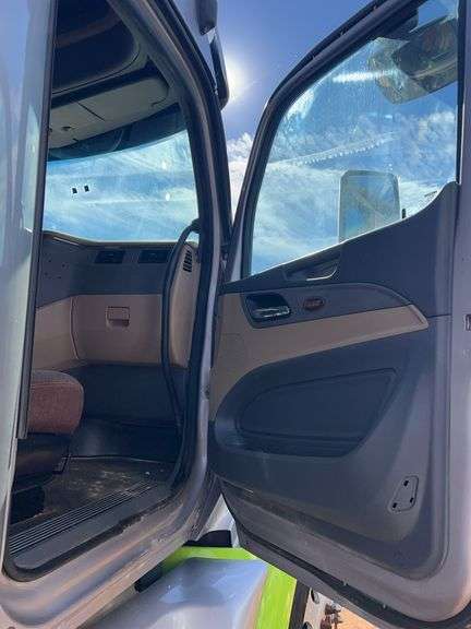 2015 Peterbilt 579 showing 453,390 mi, 22,671 hrs - runs