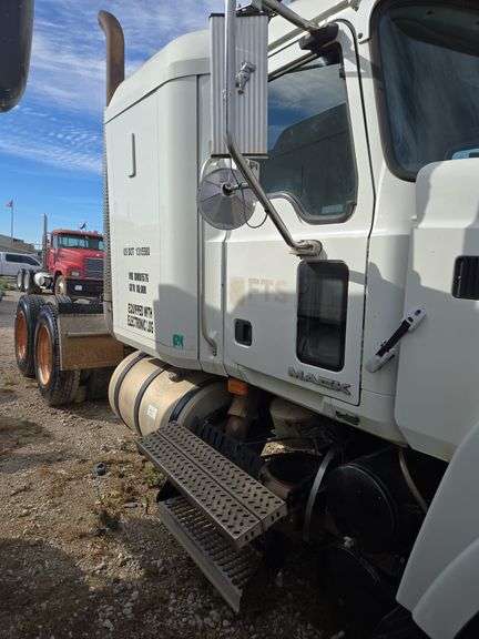 2008 Mack CHU613 showing 566,424 mi, 15,328 hrs- runs