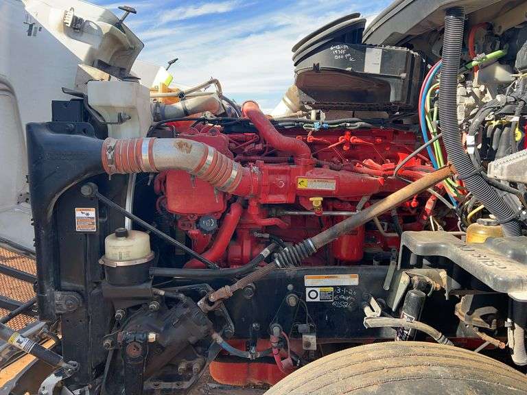 2015 Peterbilt 579 showing 453,390 mi, 22,671 hrs - runs