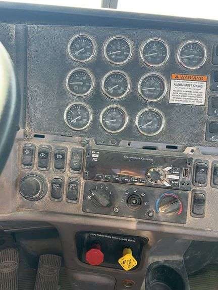 2015 Peterbilt 389 showing 20,400 mi, hrs unknown - doesn't run