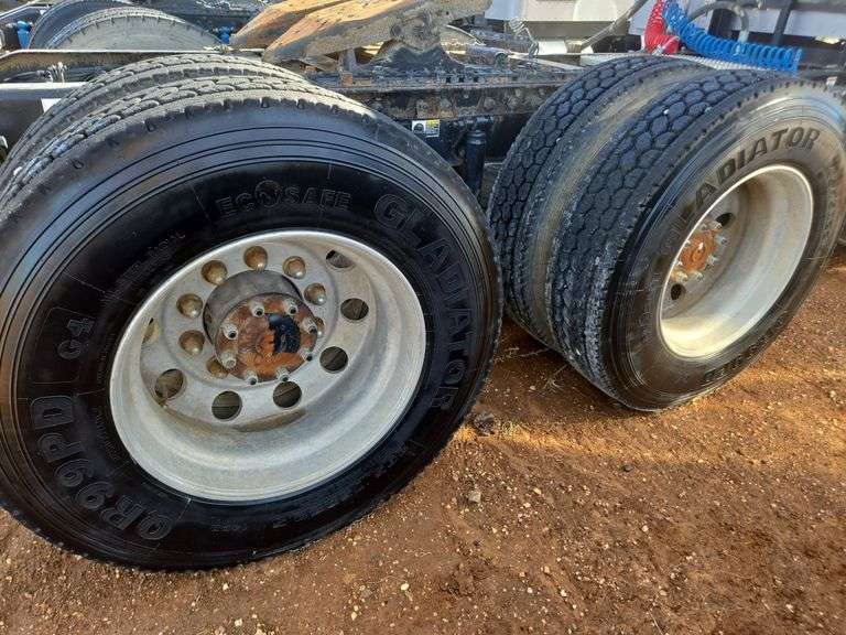 2015 Peterbilt 579 showing 370,184 mi, 14,618 hrs - runs