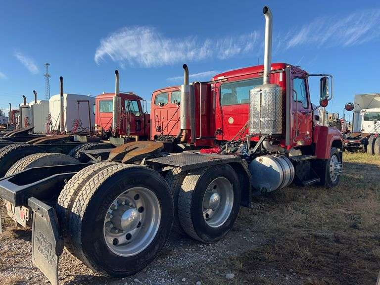 2011 Mack CHU613 showing 558,544 mi, 16,894 hrs- runs