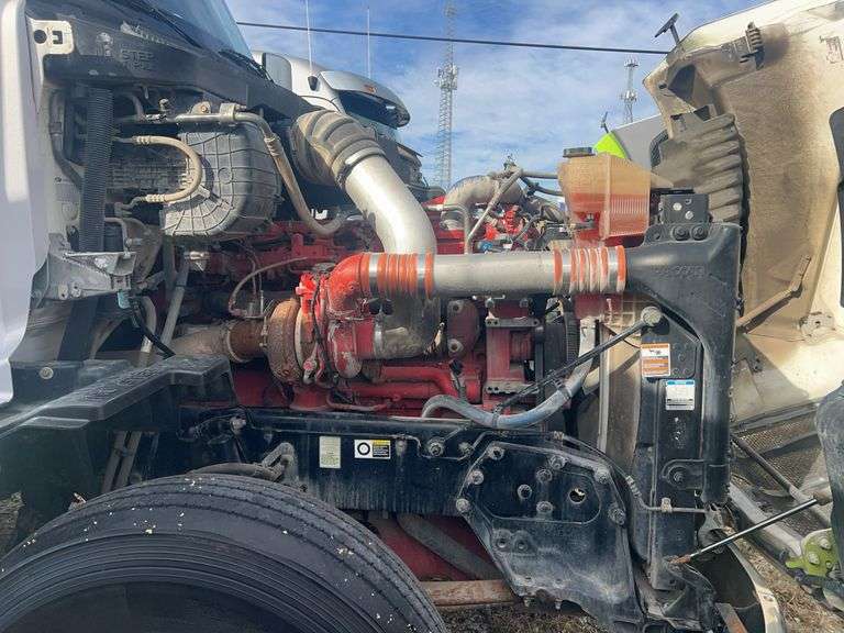 2015 Peterbilt 579 507,402 mi, hrs unknown- doesn't run