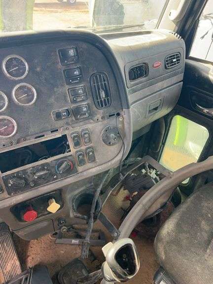 2014 Peterbilt 388 showing 425,273 mi, hrs unknown - doesn't run