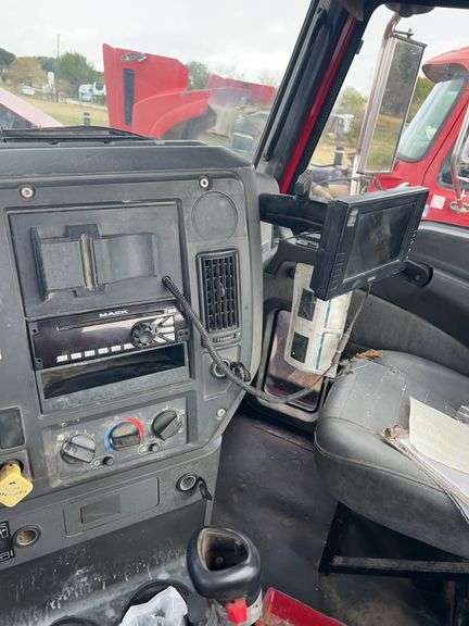 2008 Mack CHU613 showing 42,924 mi, 9,374 hrs- runs