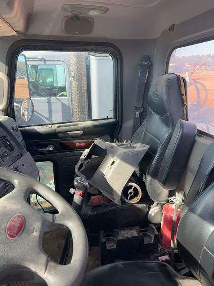 2015 Peterbilt 389 showing 20,400 mi, hrs unknown - doesn't run