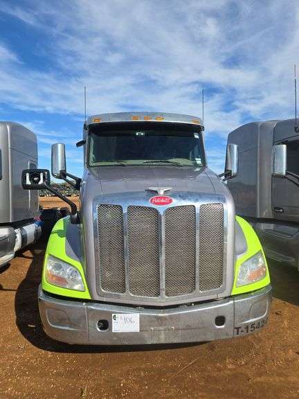 2015 Peterbilt 579 showing 370,184 mi, 14,618 hrs - runs