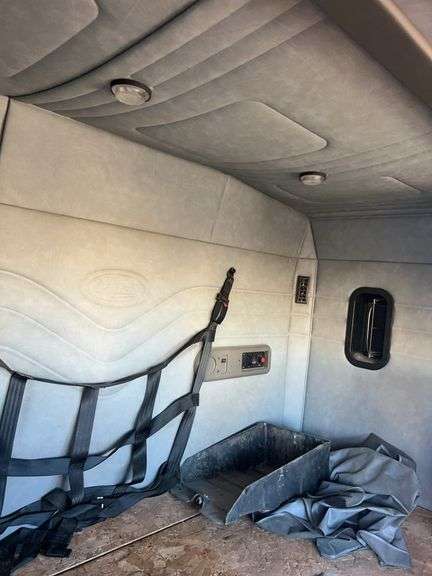 2008 Mack CHU613 showing 566,424 mi, 15,328 hrs- runs