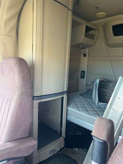 2015 Peterbilt 579 showing 465,411 mi, 24,008 hrs- runs