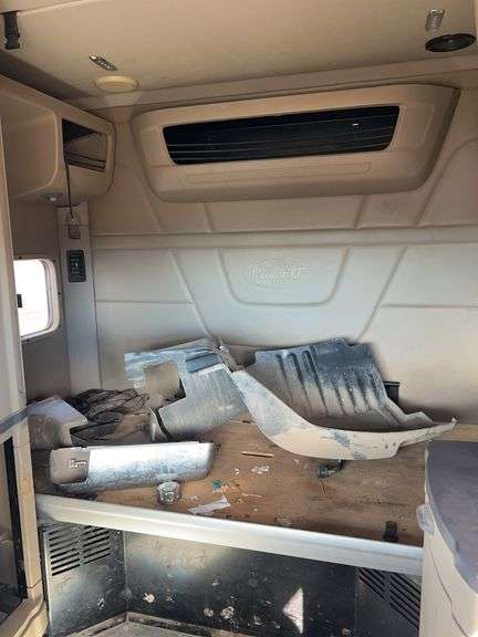 2015 Peterbilt 579 showing 500,775 mi, 26,318 hrs - doesn't run