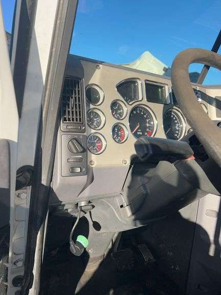 2013 Mack CXU613 showing 402,711 mi, 8,428 hrs- doesn't run