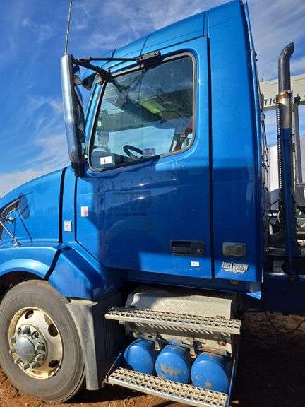 2010 Volvo VN showing 175,079 mi, hrs unknown - doesn't run