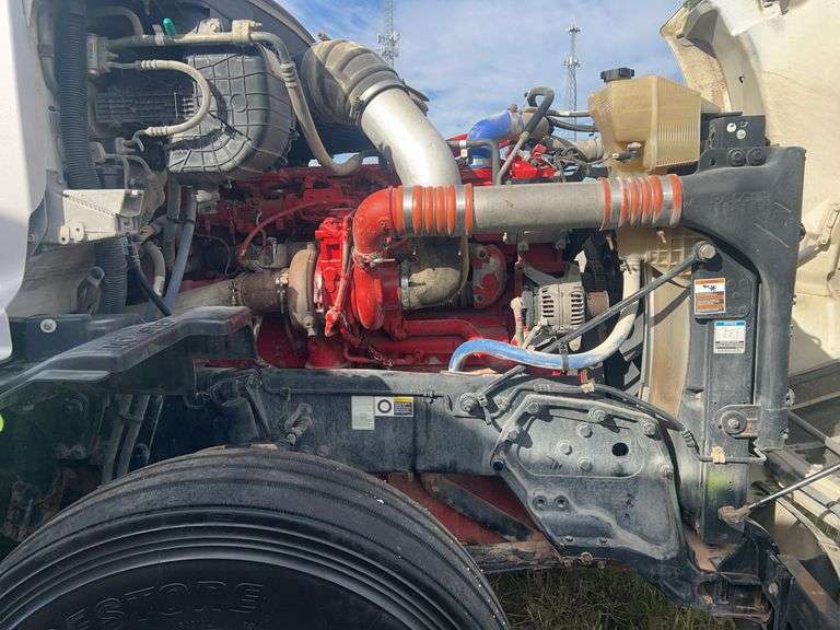 2015 Peterbilt 579 showing 465,411 mi, 24,008 hrs- runs