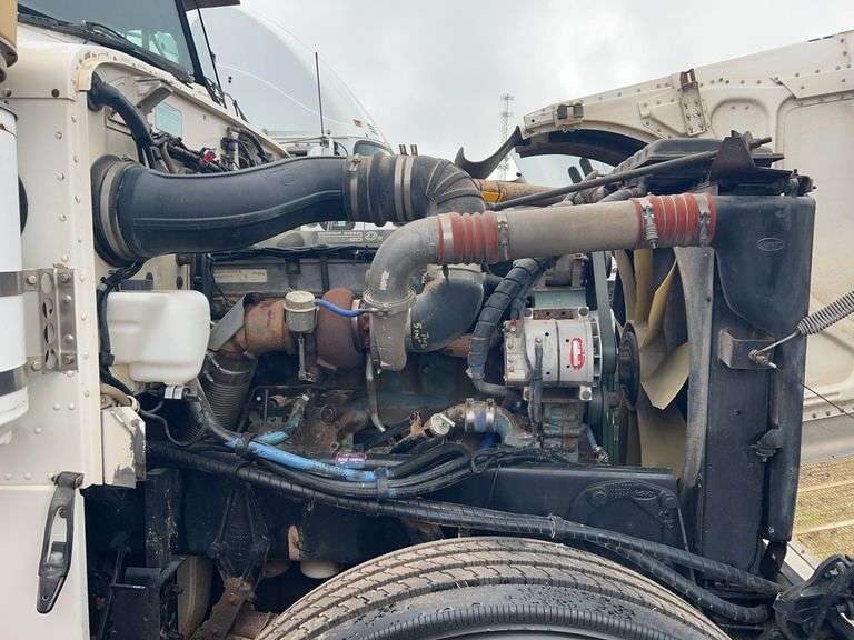 2002 Peterbilt Winch Truck 379 showing 6,294mi, hrs unkown- runs
