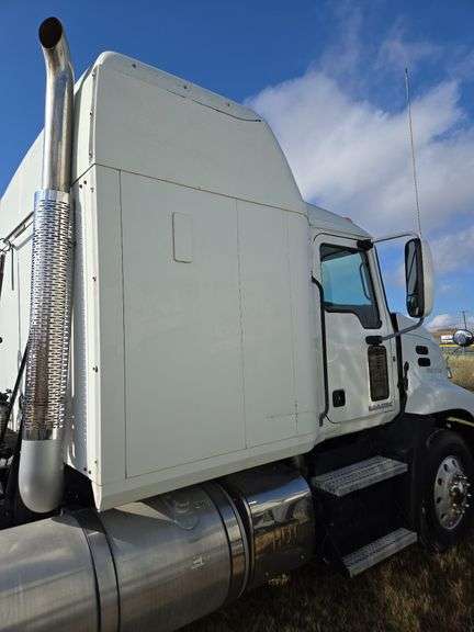 2013 Mack CXU613 showing 438,785 mi, 141,133 hrs- runs