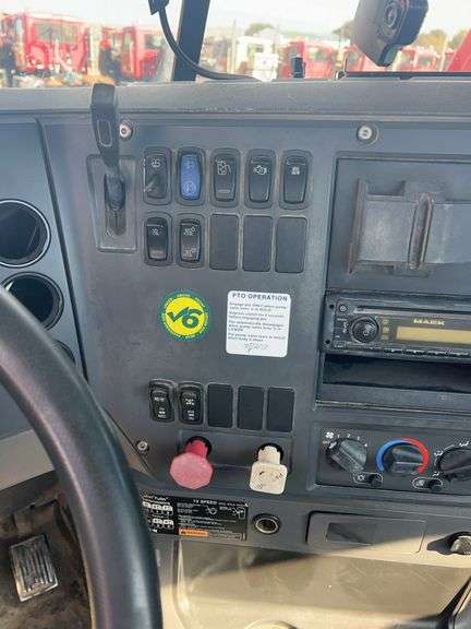 2008 Mack CHU613 showing 61,447 mi, 15,684 hrs - runs