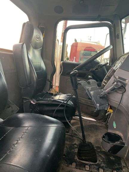 2015 Peterbilt 389 showing 53,258 mi, 8,978 hrs- runs