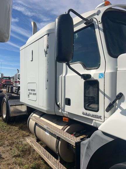 2007 Mack CXP613 showing 551,127 mi, 17,645 hrs - doesn't run