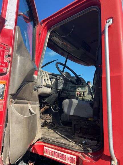 2007 Mack CHN613 showing 55,977 mi, 15,504 hrs- doesn't run
