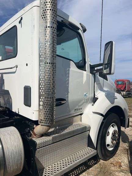 2018 Kenworth T880 showing 26,719 mi, hrs unknown - doesn't run