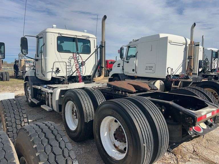 2012 Mack CXU613 showing 223,803 mi, 9,120 hrs - runs
