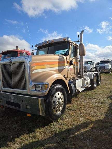 2015 International 9900 showing 218,605 mi, 6,078 hrs- runs