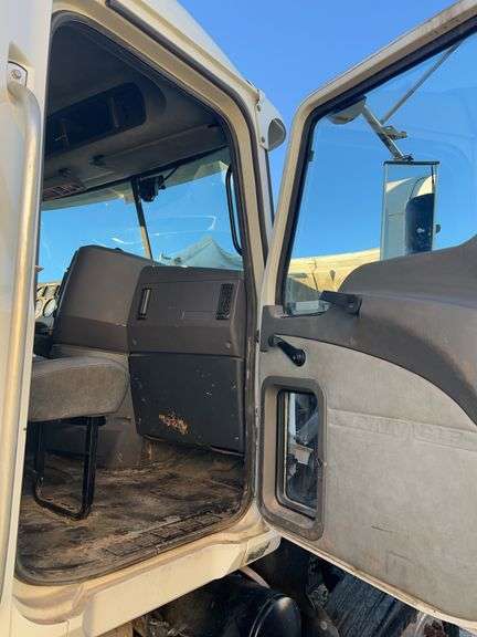 2008 Mack CHU613 showing 566,424 mi, 15,328 hrs- runs